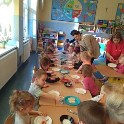 Dzieci malują lukrem wesołe buzie na waflach 