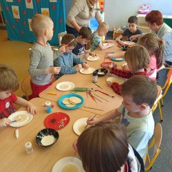 Dzieci malują lukrem wesołe buzie na waflach 