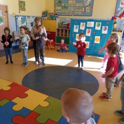 Dzieci malują lukrem wesołe buzie na waflach 