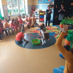 Dzień Marchewki. Dzieci podczas gier i zabaw z marchewką 