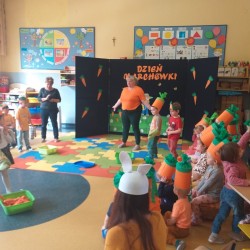 Dzień Marchewki. Dzieci podczas gier i zabaw z marchewką 