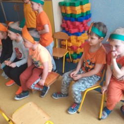 Dzień Marchewki. Dzieci podczas gier i zabaw z marchewką 