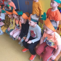 Dzień Marchewki. Dzieci podczas gier i zabaw z marchewką 