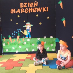 Dzień Marchewki. Dzieci podczas gier i zabaw z marchewką 