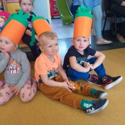Dzień Marchewki. Dzieci podczas gier i zabaw z marchewką 