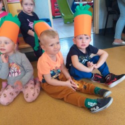 Dzień Marchewki. Dzieci podczas gier i zabaw z marchewką 