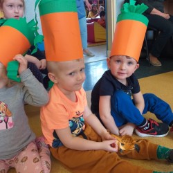 Dzień Marchewki. Dzieci podczas gier i zabaw z marchewką 
