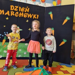 Dzień Marchewki. Dzieci podczas gier i zabaw z marchewką 