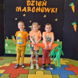 Dzień Marchewki. Dzieci podczas gier i zabaw z marchewką 