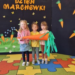 Dzień Marchewki. Dzieci podczas gier i zabaw z marchewką 