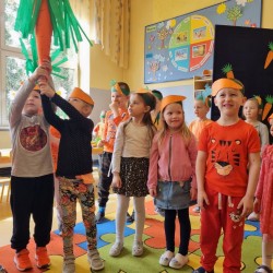 Dzień Marchewki. Dzieci podczas gier i zabaw z marchewką 