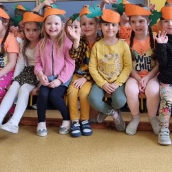 Dzień Marchewki. Dzieci podczas gier i zabaw z marchewką 