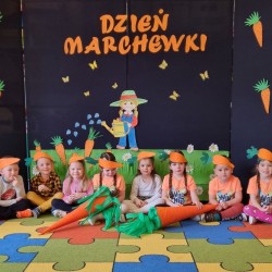 Dzień Marchewki. Dzieci podczas gier i zabaw z marchewką 