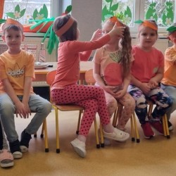 Dzień Marchewki. Dzieci podczas gier i zabaw z marchewką 