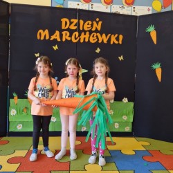 Dzień Marchewki. Dzieci podczas gier i zabaw z marchewką 
