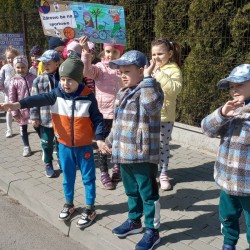 Dzieci podczas spaceru na Dotyk Jury z plakatami zachęcającymi do uprawiania sportu 