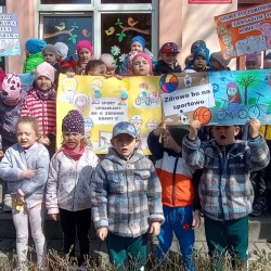Dzieci z plakatami z hasłami zachęcającymi do uprawiania sportu 
