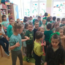 Dzieci podczas wspólnych zabaw i gier z okazji Dnia Ziemi