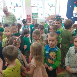 Dzieci podczas wspólnych zabaw i gier z okazji Dnia Ziemi