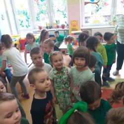 Dzieci podczas wspólnych zabaw i gier z okazji Dnia Ziemi