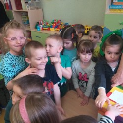 Dzieci podczas wspólnych zabaw i gier z okazji Dnia Ziemi