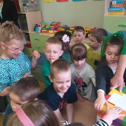 Dzieci podczas wspólnych zabaw i gier z okazji Dnia Ziemi