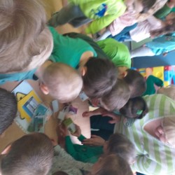 Dzieci podczas wspólnych zabaw i gier z okazji Dnia Ziemi