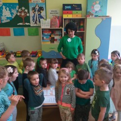 Dzieci podczas wspólnych zabaw i gier z okazji Dnia Ziemi