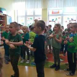 Dzieci podczas wspólnych zabaw i gier z okazji Dnia Ziemi