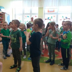 Dzieci podczas wspólnych zabaw i gier z okazji Dnia Ziemi