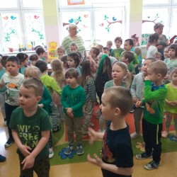 Dzieci podczas wspólnych zabaw i gier z okazji Dnia Ziemi
