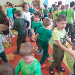Dzieci podczas wspólnych zabaw i gier z okazji Dnia Ziemi