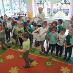 Dzieci podczas wspólnych zabaw i gier z okazji Dnia Ziemi