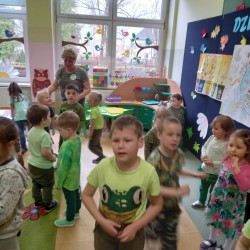 Dzieci podczas wspólnych zabaw i gier z okazji Dnia Ziemi