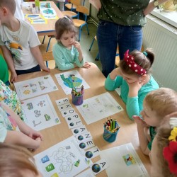Dzieci podczas wspólnych zabaw i gier z okazji Dnia Ziemi