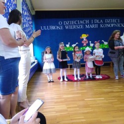Dzieci z upominkami