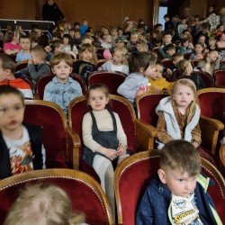 Dzieci w teatrze MDK