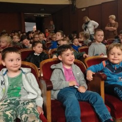 Dzieci w teatrze MDK