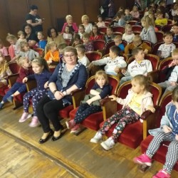 Dzieci w teatrze MDK