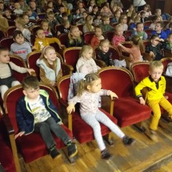 Dzieci w teatrze MDK