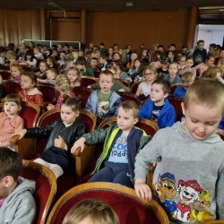 Dzieci w teatrze MDK