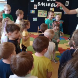 Dzieci biorą udział w zabawie ruchowej 