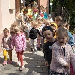 Dzieci wychodzą z przedszkola