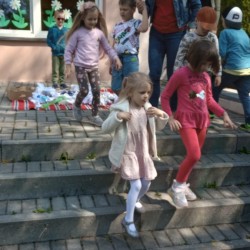 Dzieci zbierają śmieci 