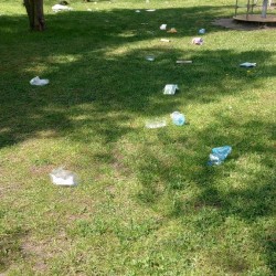 Rozsypane śmieci na placu zabaw przez Wilka Bałaganiarza 