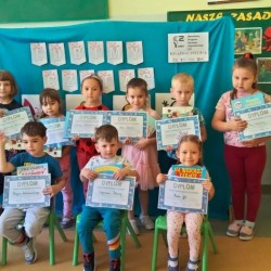 Dzieci z dyplomami