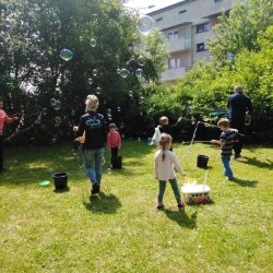 Dzień Dziecka. Zabawy na dmuchanych zamkach, puszczanie baniek mydlanych 