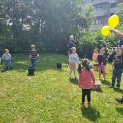 Dzień Dziecka. Zabawy na dmuchanych zamkach, puszczanie baniek mydlanych 