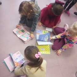 Dzieci zwiedzają Bibliotekę Miejską w Żarkach w ramach Narodowego Programu Rozwoju Czytelnictwa 2.0 