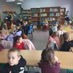 Dzieci zwiedzają Bibliotekę Miejską w Żarkach w ramach Narodowego Programu Rozwoju Czytelnictwa 2.0 
